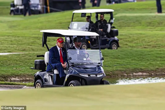 Президент США Дональд Трамп и его сын Эрик Трамп катаются на гольф-каре после того, как прибыли на Marine One на девятую лунку во время предварительного просмотра LIV Golf Miami в Trump National Doral Miami 03 апреля.