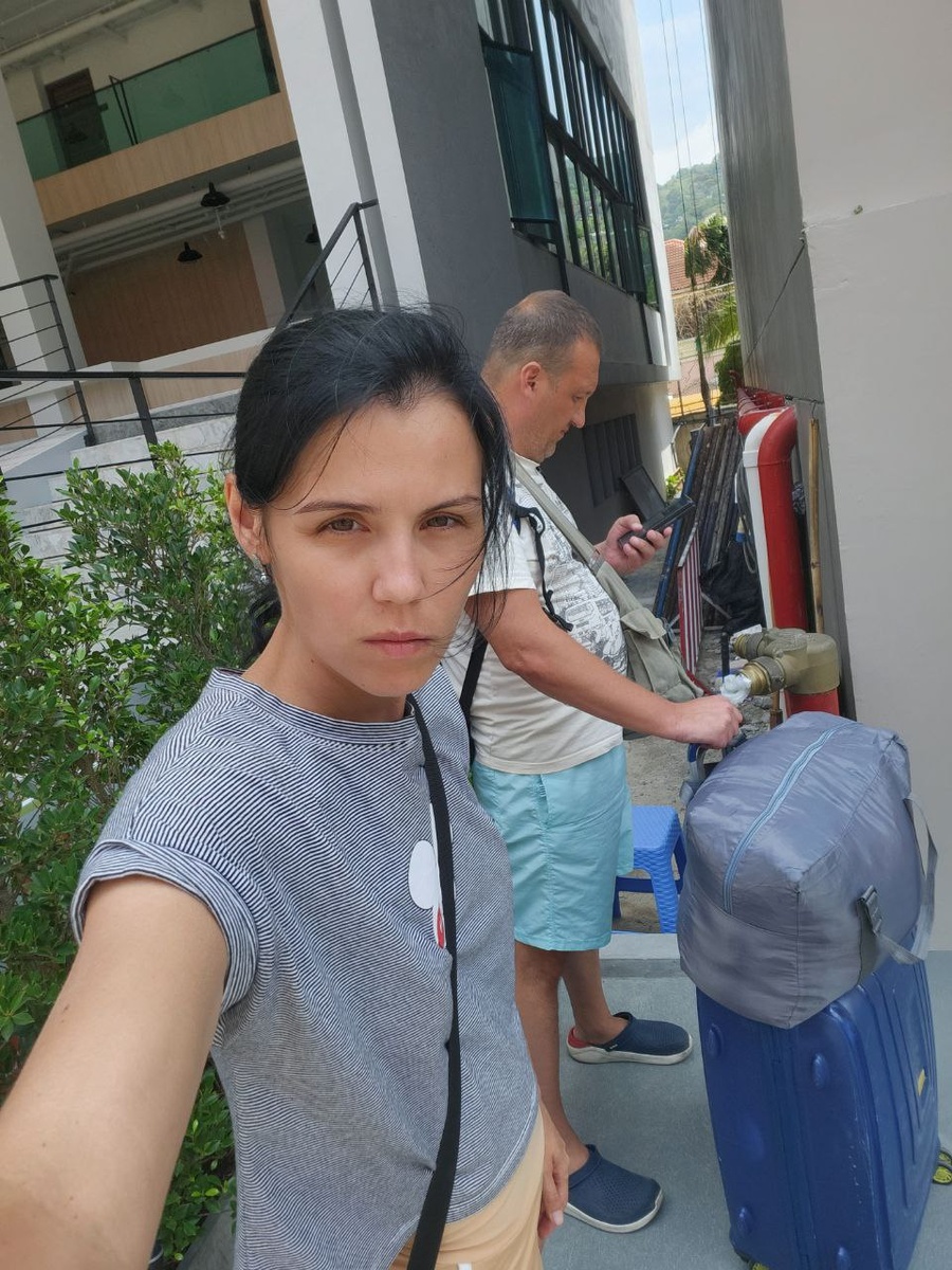 С чемоданом на выезд)