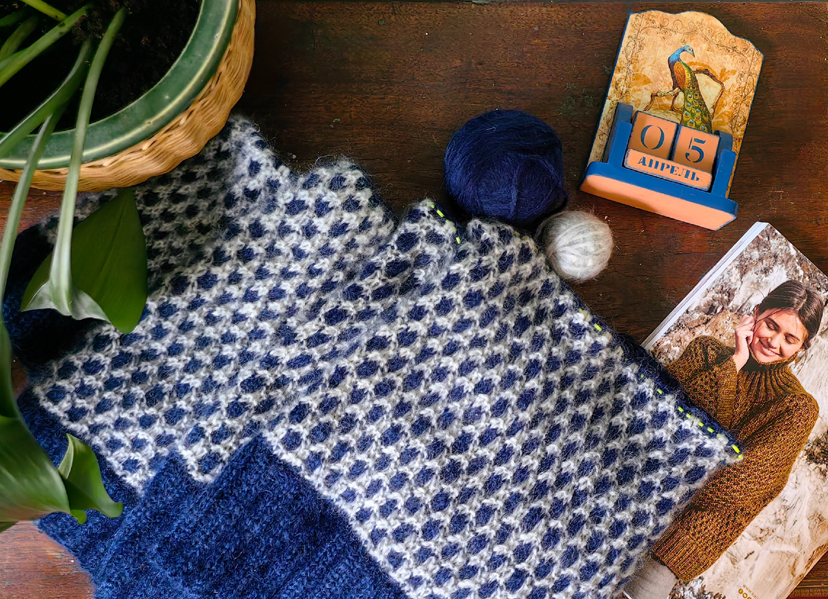 За 1,5 месяца я довязала тело свитера до соединения с рукавами. И сами рукава. Всё ждет теперь объединения в регланную часть. Вяжем максимально бесшовно, чтобы не совмещать не приспособленный к этому узор.