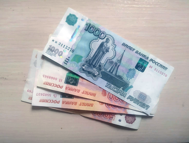 В Твери мужчина присвоил деньги, которые покупательница выронила в магазине