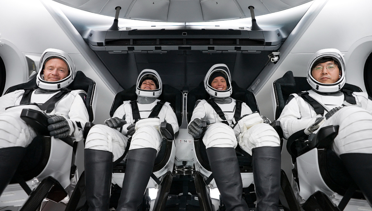 Экипаж миссии Fram2 внутри корабля Dragon и их старт на ракете Falcon 9