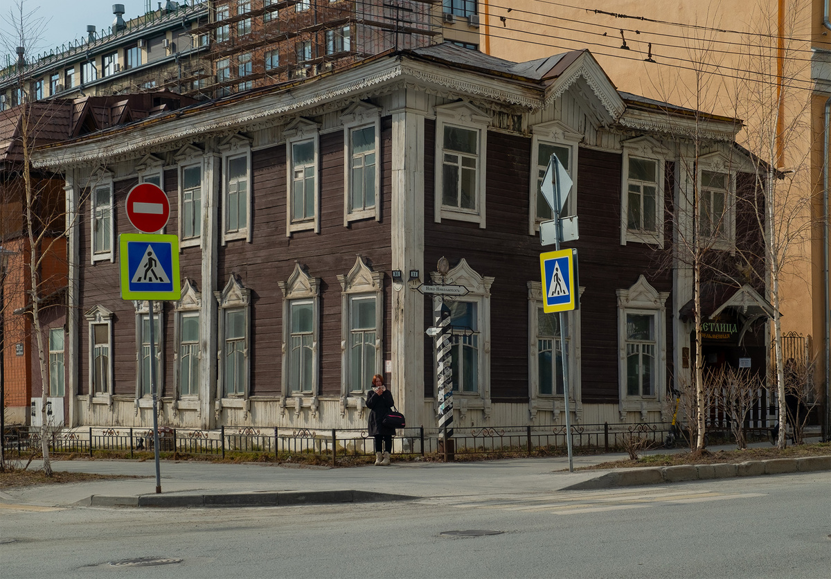 Памятник деревянного зодчества по ул. Коммунистическая, 31. Новосибирск. Фотография - www.openmainphoto.ru