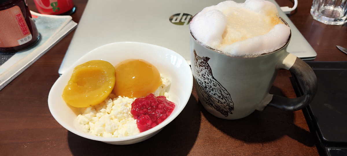 130 грамм творога, 90 грамм персиков, 50 грамм джема и 370 грамм кофе Латте макиато. Такой завтрак содержит 389 ккал и 27 грамм белка. Если убрать персики - будет около 300 ккал.