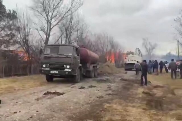    Горящие дома в Калиновке. Фото: кадр видео/ ngs24.ru