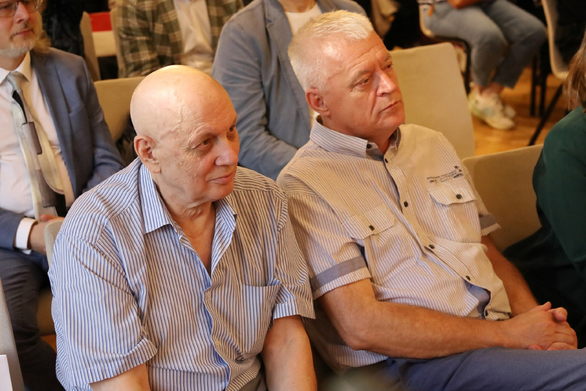 Василий Головачёв и Владимир Ларионов во время церемонии вручения призов конкурса "Новая фантастика 2024". Отель Метрополь. Москва, август, 2024 г.