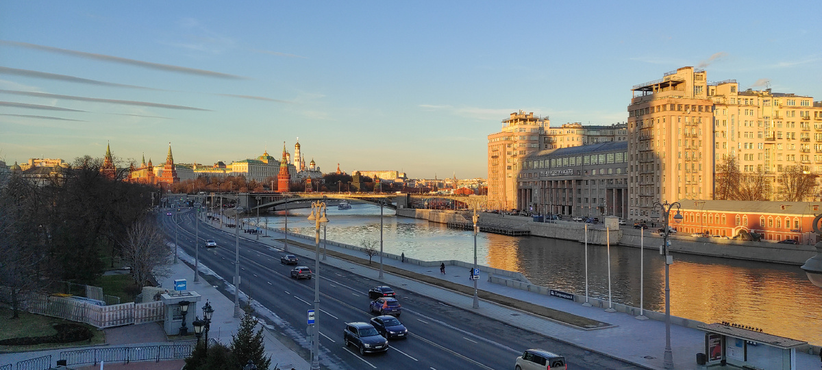 Патриарший мост в Москве и вид на Кремль