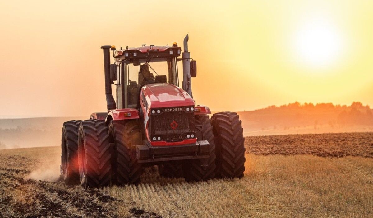    "Кировец" в работе на полях. Источник: kirovets-ptz.com Автор фото: АО «Петербургский тракторный завод»