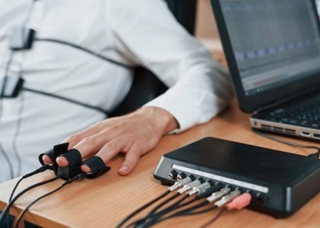    Зеленский проверяет чиновников на полиграфе, с целью выявить того, кто обнародовал детали кабальной сделки по недрам