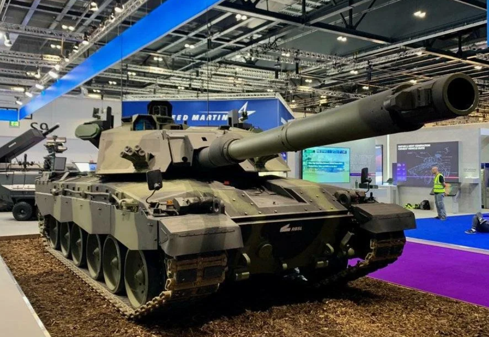 Challenger-3 на одной из выставок. Вся модификация танка свелась к замене орудия и появлению новых приборов, повышающих его ситуационную осведомленность. Теперь командир танка сможет быстрее различить приближающийся дрон и расстрелять его из пистолета. Фото ВАЕ