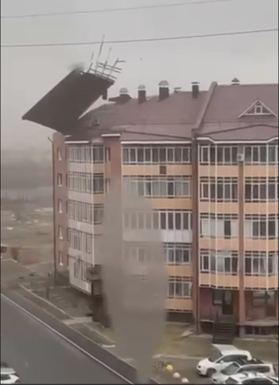    Крыши слетают со зданий из-за урагана.