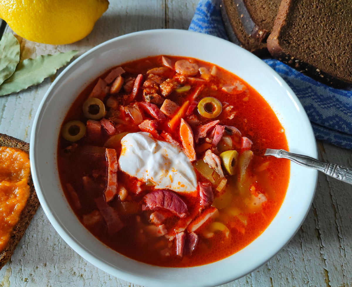 Для приготовления сборной мясной солянки желательно использовать как можно больше разнообразных мясных продуктов. Подойдёт любое варёное или копчёное мясо, а также сосиски, шпикачки и т.д. Очень хорошая идея - варить солянку на второй день после большого праздника, когда обычно остаётся что-то из мясных нарезок, а также зелёные или чёрные оливки. 