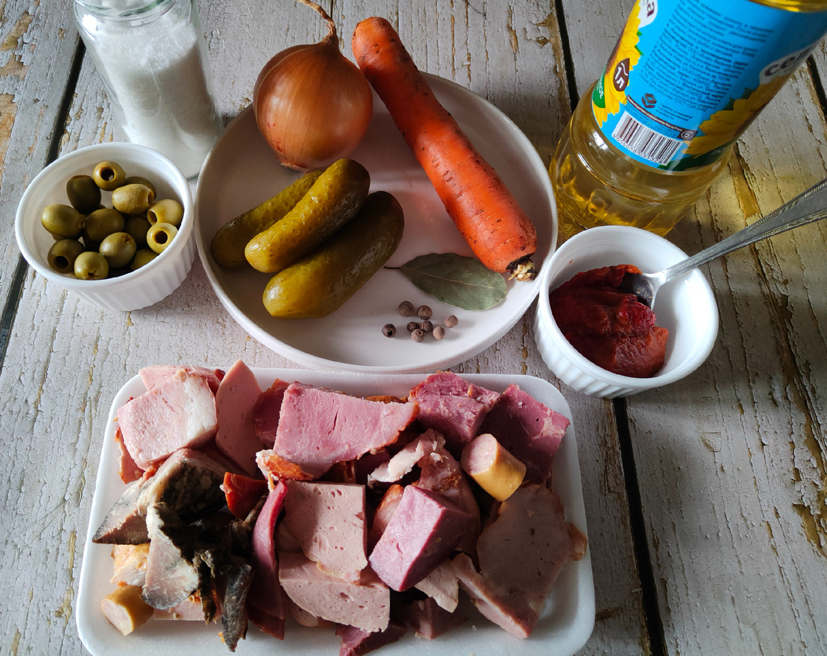 У нас продают готовые наборы для солянки. Не всегда они бывают хороши, но в этот раз повезло: здесь практически одно мясо: буженина, шейка, окорок, и совсем немного варёной колбасы и ветчинных сосисок. 