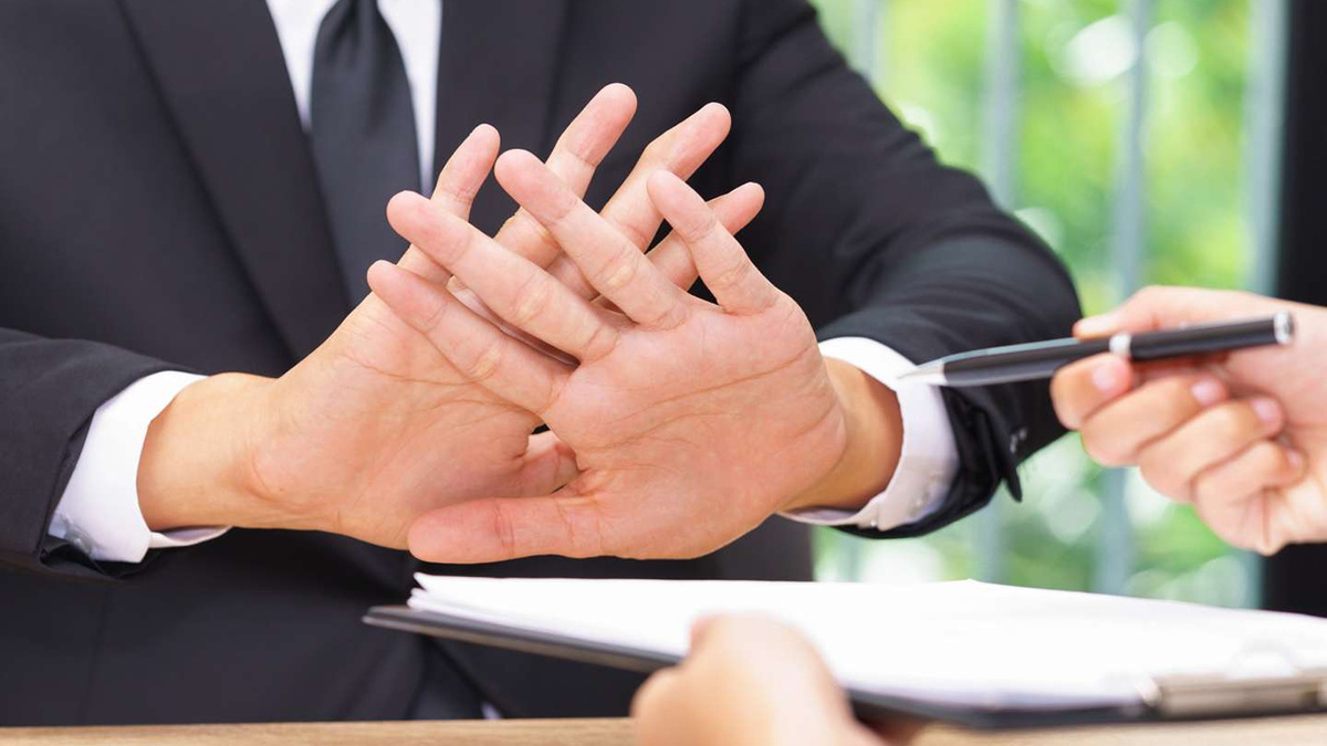 Чтобы отказаться от услуги, нужно подать заявление в ту организацию, которая выдала кредит