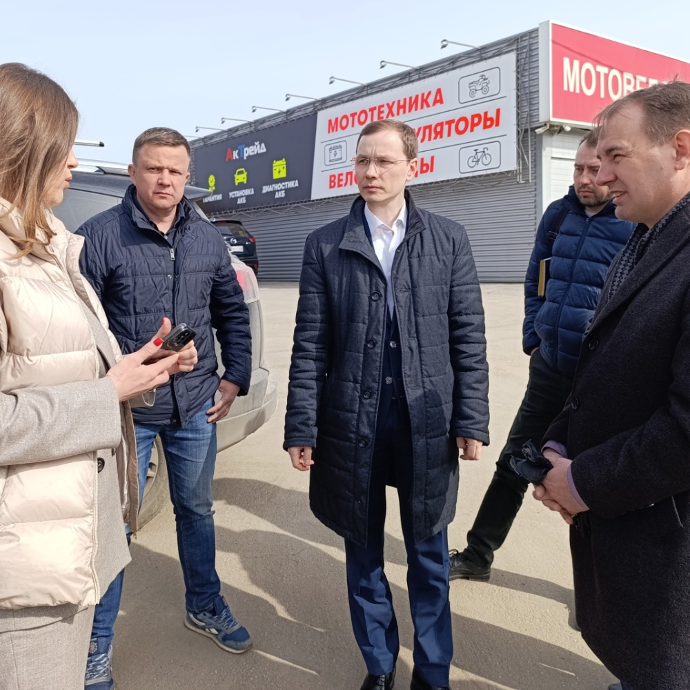 В Иркутской области открыли дорожно-строительный сезон. Работы уже кипят в Иркутском, Ангарском, Усольском и Шелеховском районах. Специалисты проводят ямочный ремонт, восстанавливают дорожную разметку и моют барьерные ограждения. Об этом сообщили в пресс-службе правительства региона.