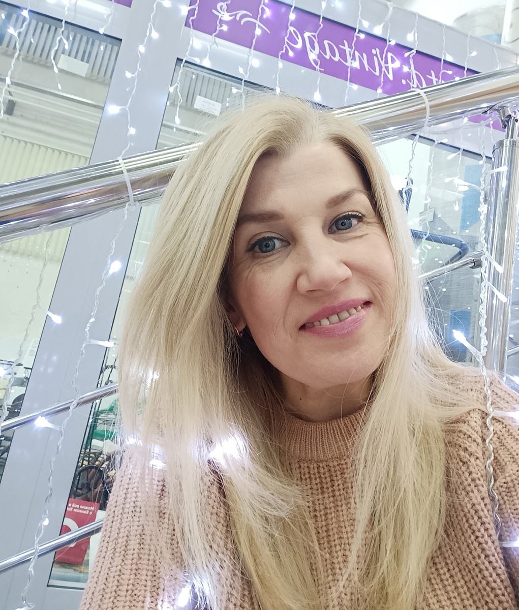 Автор на лестнице. На работе. Но не на карьерной. Декабрь 2022 года. 