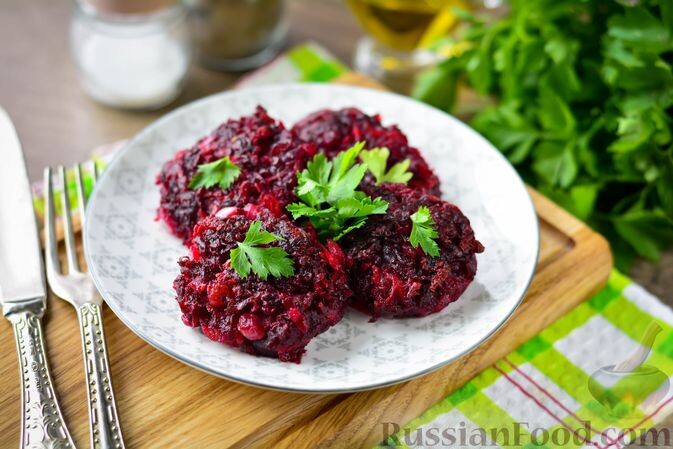 свекла, морковь, лук репчатый, крупа манная, соль, перец чёрный молотый, масло растительное