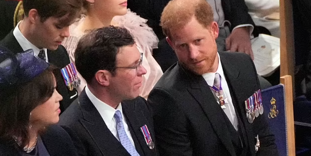 Что прошептал принц Гарри на коронации Карла III? Читаем по губам