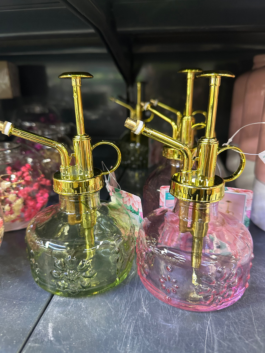 Интерьерный флакон с распылителем. Смотрится не дешево. Сделан из стекла и пластика. Есть 2 расцветки.