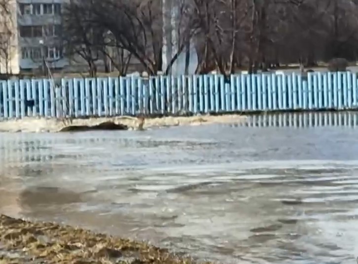     Ручей в Железногорске вышел из берегов и затопил две улицы