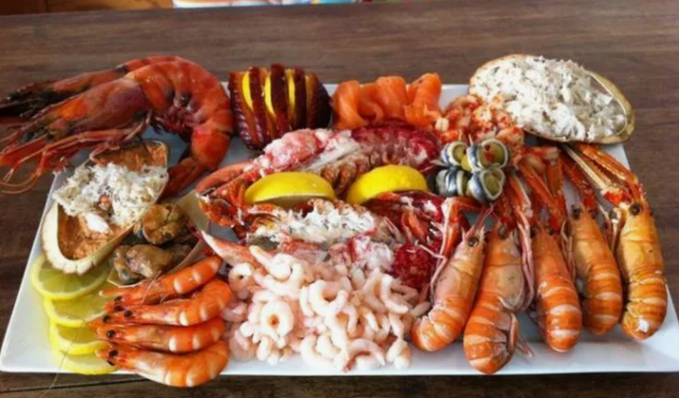 «Ни под каким соусом!». Кулинарные табу Британской Королевской Семьи. Что запретили есть король Карл III и Елизавета II?