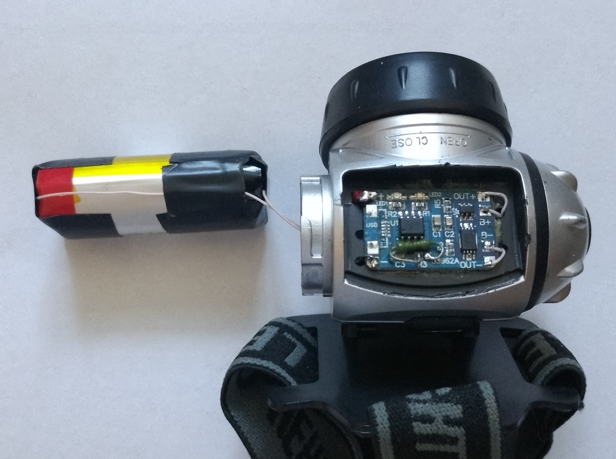 Здесь всё уже припаяно. Виден перепаяный резистор. Взял такой ибо нужного smd на ленте не оказалось, а копаться в россыпи smd резисторов не хотелось.