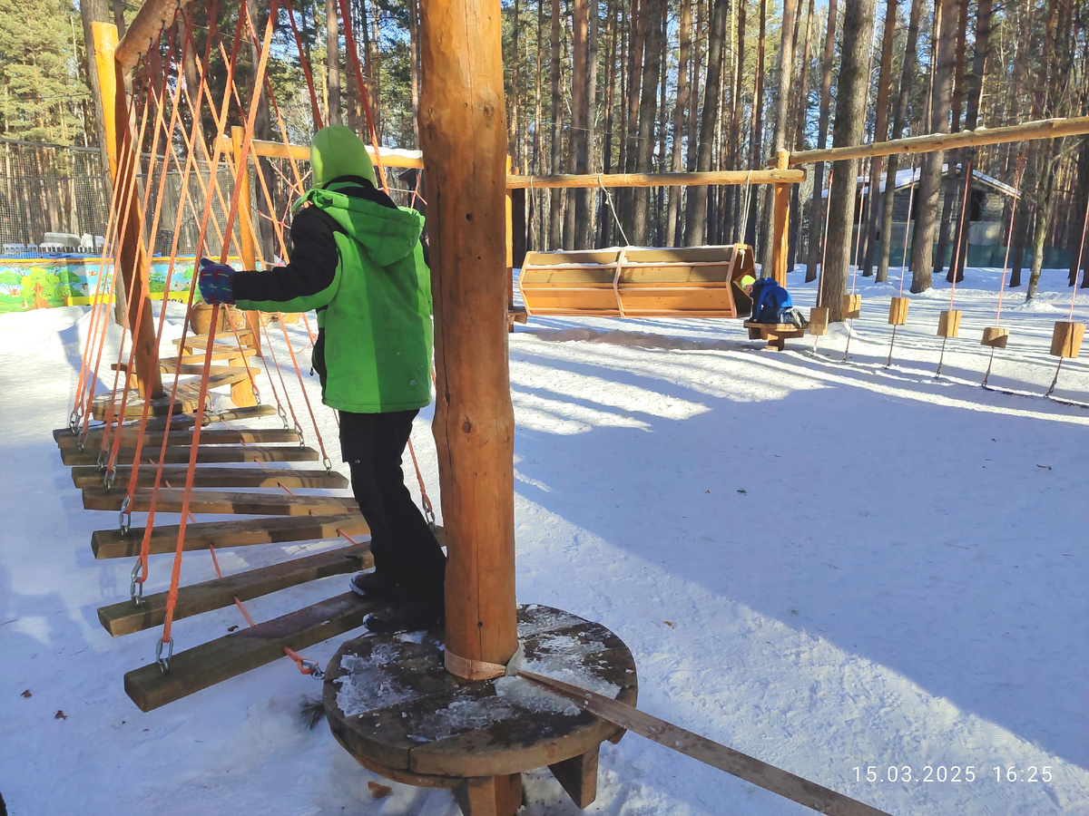 Паша и Вадюха наперегонки решили пройти полосу препятствий. Но почему-то шли в разные стороны