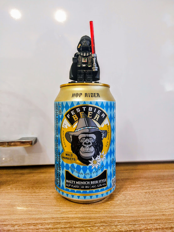 Обнзьяна в этой шляпе похожа на Челентано из какого-то фильма)))