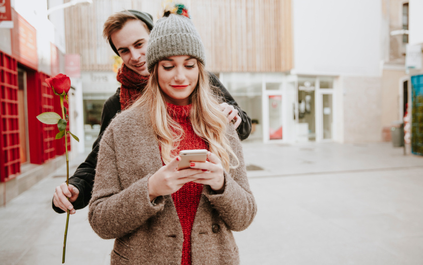    Татуировка с именем, разговор через дверь туалета и титры кинофильма: истории об оригинальных признаниях в любви