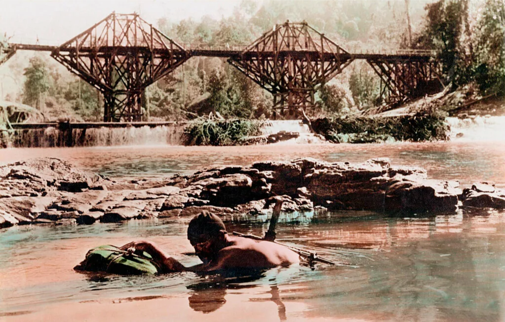 Кадр из фильма "Мост через реку Квай" (1957)