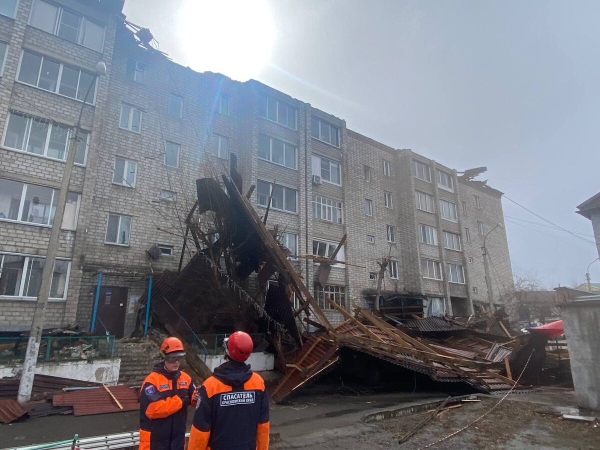     Крыша многоквартирного дома в Красноярске обрушилась и завалила два подъезда