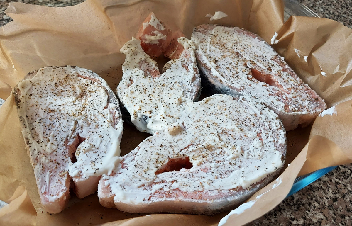 Стейки лосося в сметане с молотым чёрным перцем - подготовка к запеканию. 