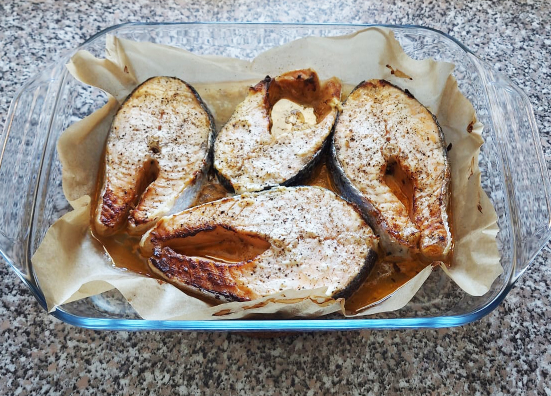 Стейки лосося запечённые в сметане