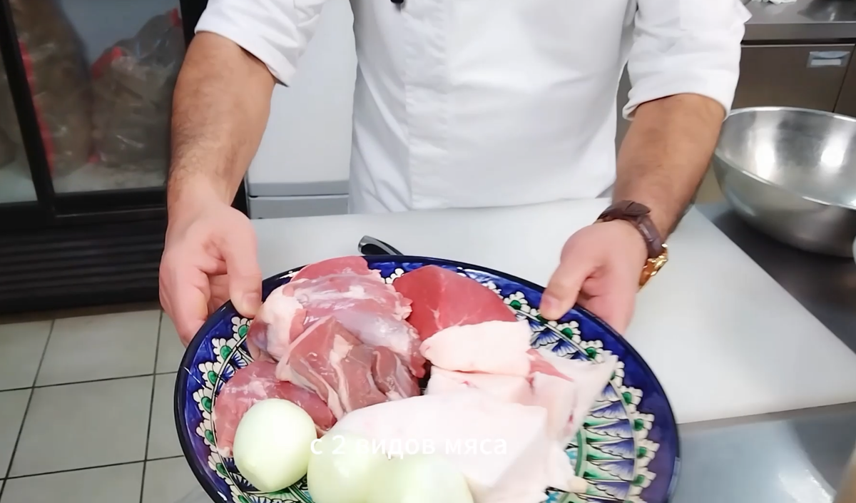 Мясо два вида и курдюк перед приготовлением плова