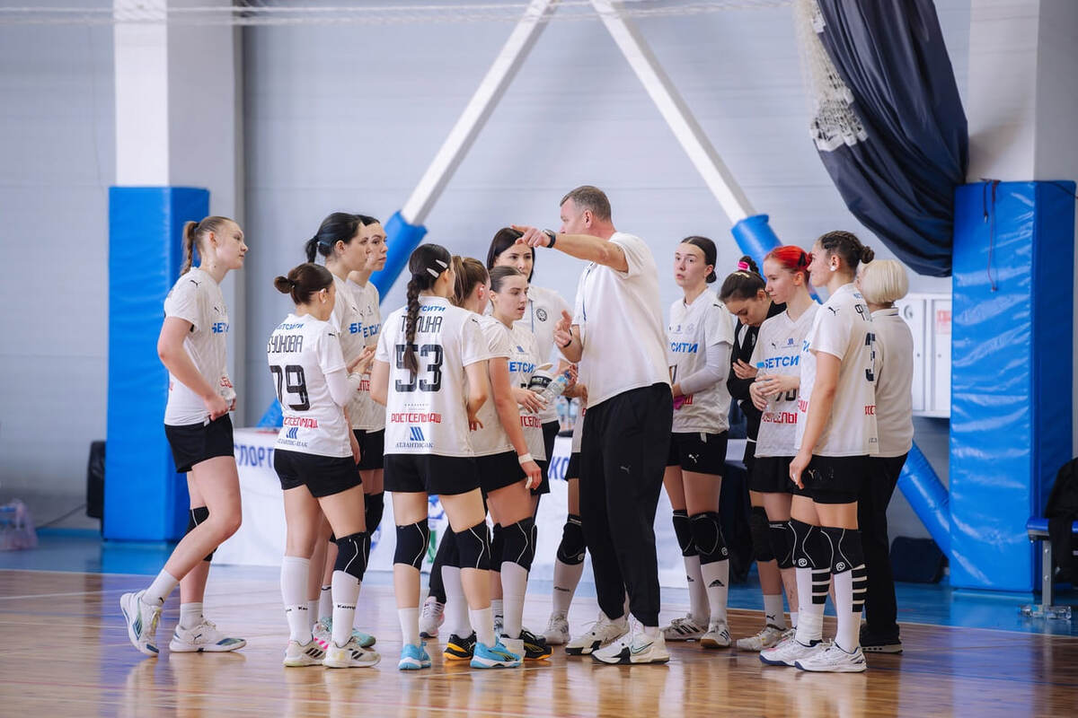    Донские казачки и их атаман Александр Бурмистров