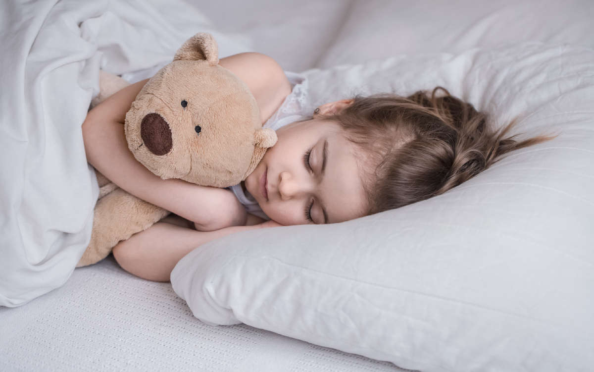 https://ru.freepik.com/free-photo/cute-little-girl-sleeps-sweetly-white-cozy-bed-with-soft-bear-toy-concept-children-s-rest-sleep_10108131.htm