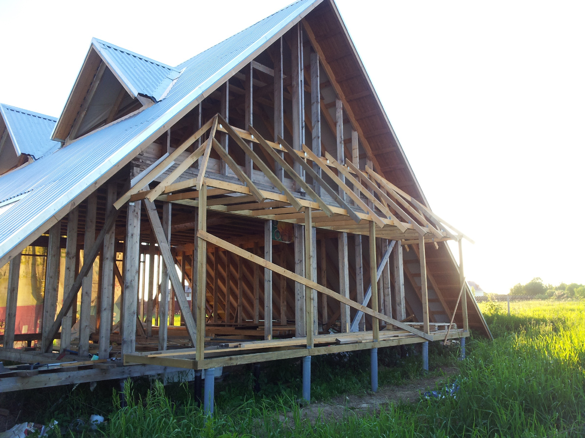 Крыша над верандами. Одинаковая с восточной и западной стороны.