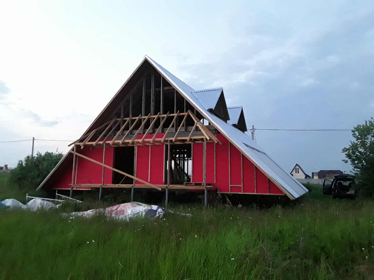 Начал обтяжку мембраной с нее, чтобы облицовку начать там, где с улицы не видно)))