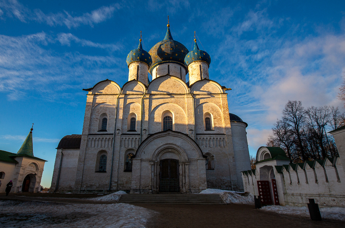 Собор Рождества Пресвятой Богородицы в Суздальском кремле - главный храм города. Суздаль, Владимирская область. Фото автора статьи 