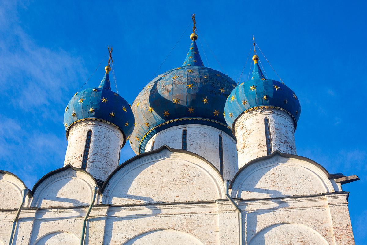 Купола собора Рождества Пресвятой Богородицы в Суздальском кремле. Суздаль, Владимирская область. Фото автора статьи 