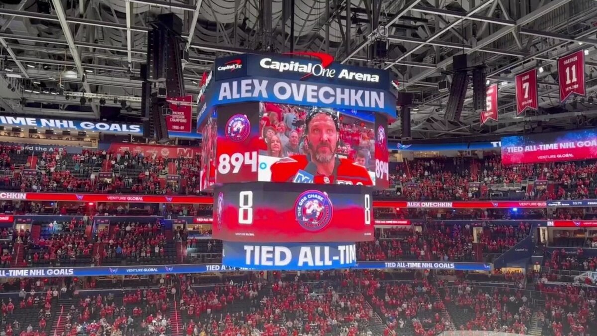 Это случилось на глазах тысяч болельщиков. "894" -рубеж покорен.  фото: картинки яндекса.