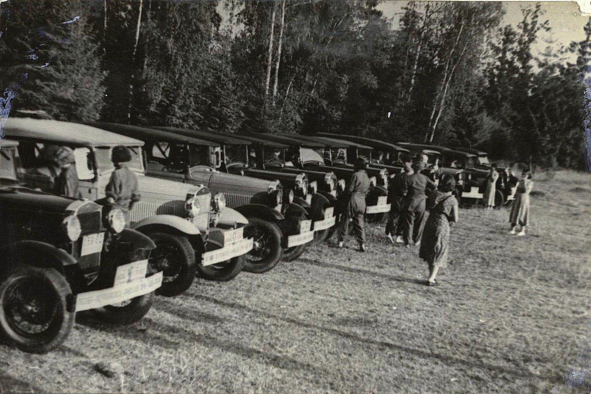 Перед стартом автопробега. Альбом «Женский автопробег имени Сталинской конституции», хранится в ГИМ, инвентарный номер И IX 4101/68