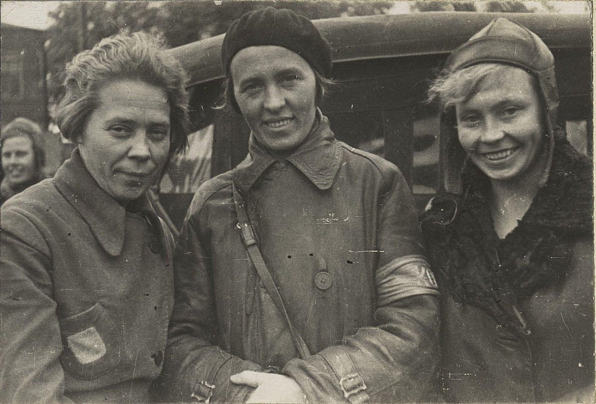 Командование автопробега. В центре - Анастасия Волкова. Альбом «Женский автопробег имени Сталинской конституции», хранится в ГИМ, инвентарный номер И IX 4101/68