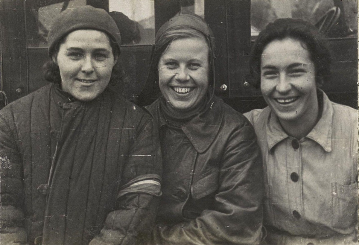 Ремонтная бригада автопробега. Альбом «Женский автопробег имени Сталинской конституции», хранится в ГИМ, инвентарный номер И IX 4101/68