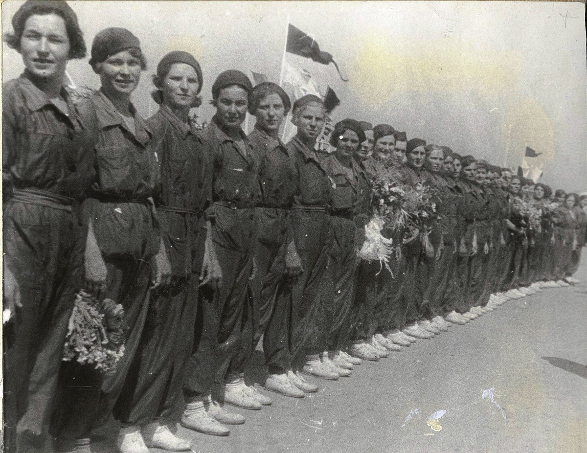 Альбом «Женский автопробег имени Сталинской конституции», хранится в ГИМ, инвентарный номер И IX 4101/68