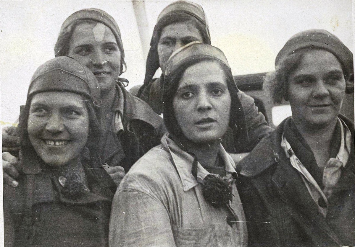 Альбом «Женский автопробег имени Сталинской конституции», хранится в ГИМ, инвентарный номер И IX 4101/68