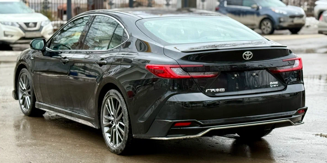 Дилеры резко снизили цены на новую Toyota Camry 2025 - цена популярного японского седана упала в 2 раза