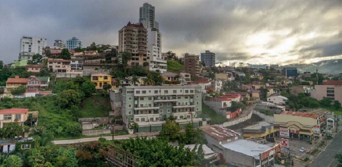 Галерея ГОНДУРАС (она в книге - не в этом ознакомительном фрагменте; галерея содержит 15 кадров, не вошедших в её текст - листайте там). Кадр1 столица страны и её крупнейший город (1,7млн.чел) - ТЕГУСИГАЛЬПА. (orangesmile.com)