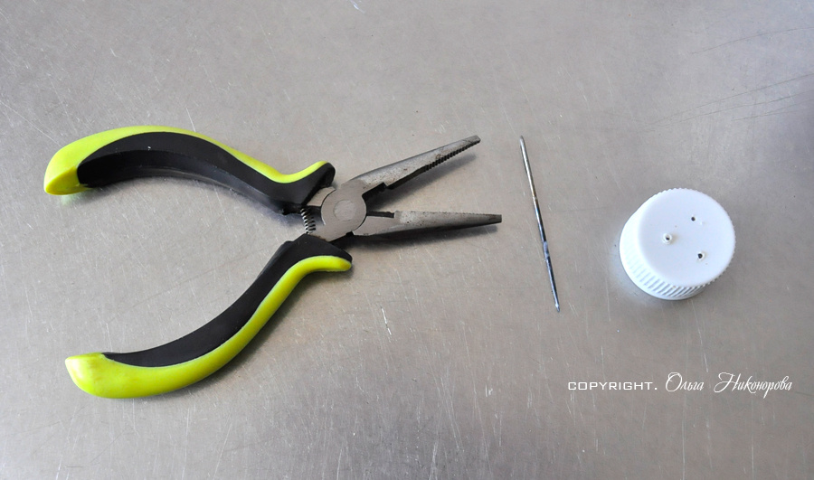 Иголка для проделывания отверстий у меня одна и служит она долгие годы. Храню вместе с другими иголками. Такмона всегда "на месте".