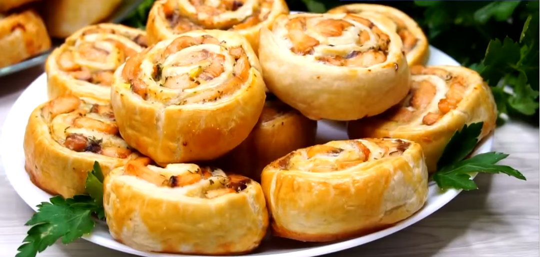 Слойки-рулетики с рыбой. Получаются соблазнительно аппетитными и румяными, а делать их не сложно