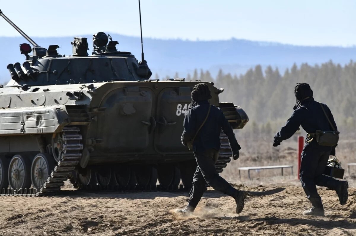    Кровавая атака, а под каской липкий пот.